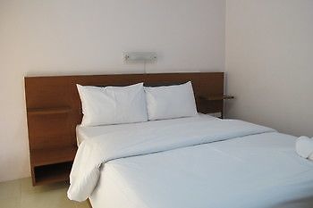 Somjai House Hotell Si Racha Exteriör bild